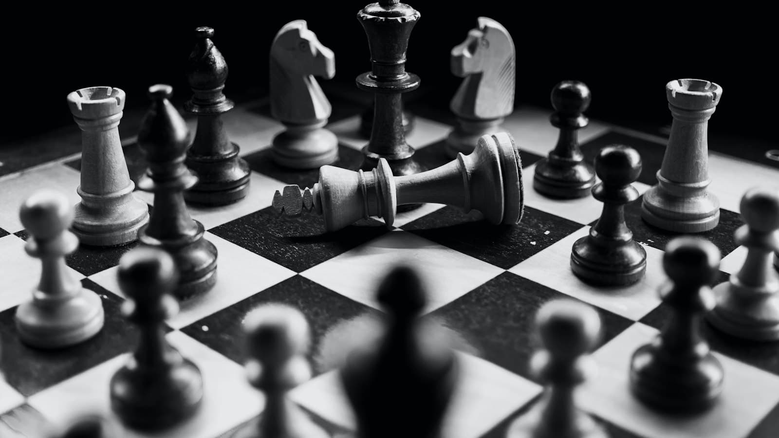 Kommo vs HubSpot: Análisis comparativo de costos y funcionalidades para PyMEs