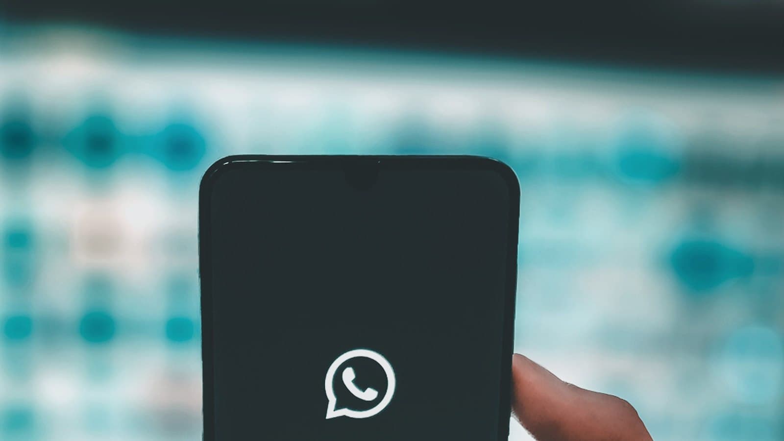 WhatsApp API vs App: Por qué tu empresa está perdiendo dinero con la versión gratuita